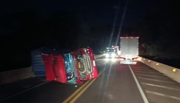 Laranjeiras - Caminhão tomba na BR 277 na ponte do Xagú e pista fica interditada